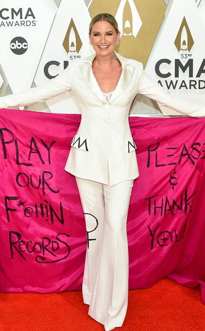 Jennifer Nettles, 2019 CMA Awards, Red Carpet Fashion